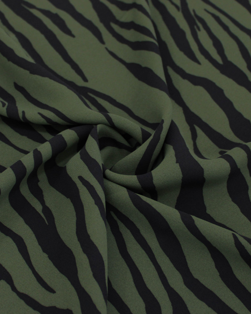 Tecido Crepe de Viscose Italiano Animal Print Preto e Verde Alcaparra