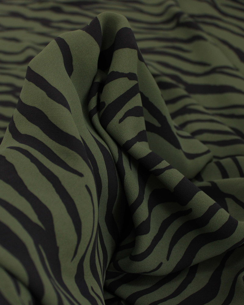 Tecido Crepe de Viscose Italiano Animal Print Preto e Verde Alcaparra