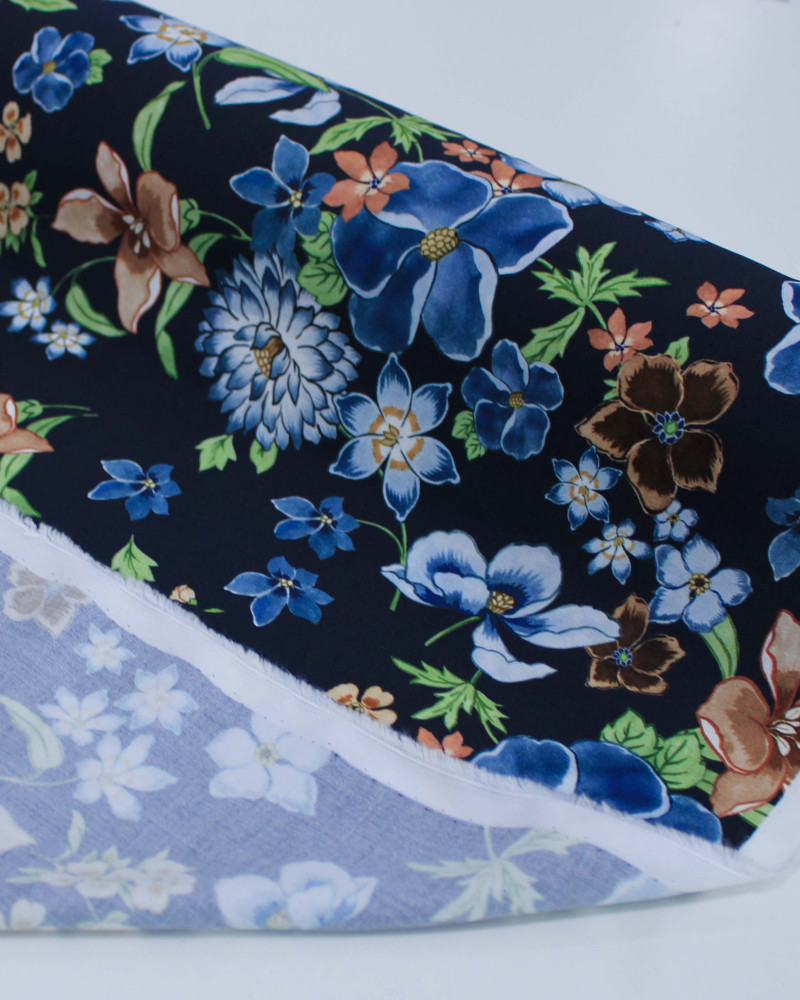 Tecido Viscose Sarjada Italiano Campo de Flores Colorido e Azul Marinho Noite