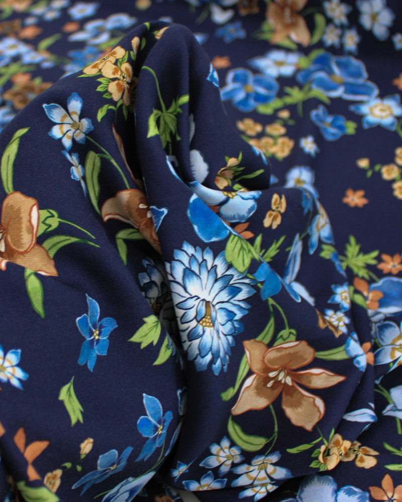 Tecido Viscose Sarjada Italiano Campo de Flores Colorido e Azul Marinho Noite