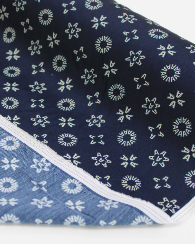 Tecido Viscose Acetinada Italiano Micro Estampa Letra "A"Creme e Azul Marinho Noite