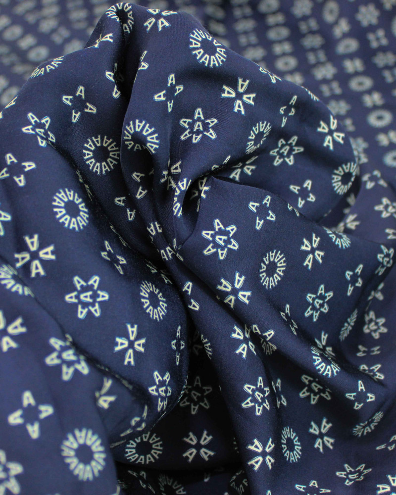 Tecido Viscose Acetinada Italiano Micro Estampa Letra "A"Creme e Azul Marinho Noite