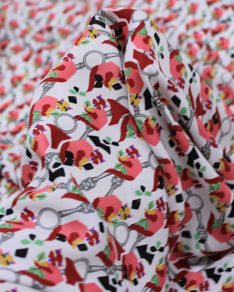 Tecido Crepe Silk Italiano Animais Abstratos Colorido e Branco