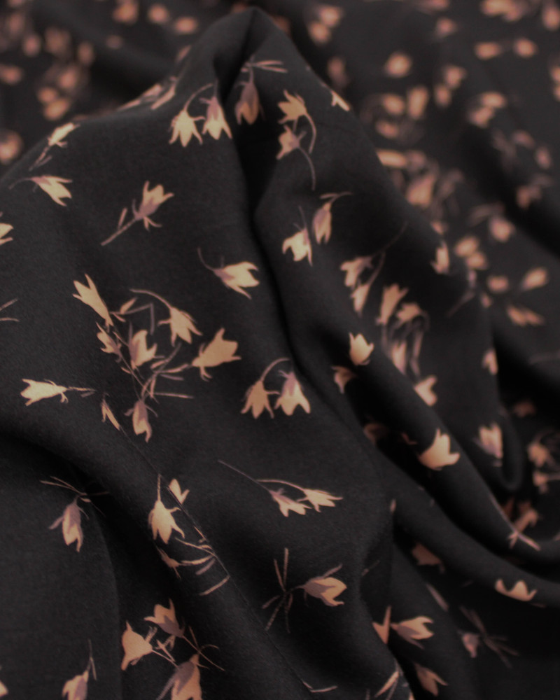 Tecido Viscose Italiano Micro Ramos Florais Rosa Chá e Preto