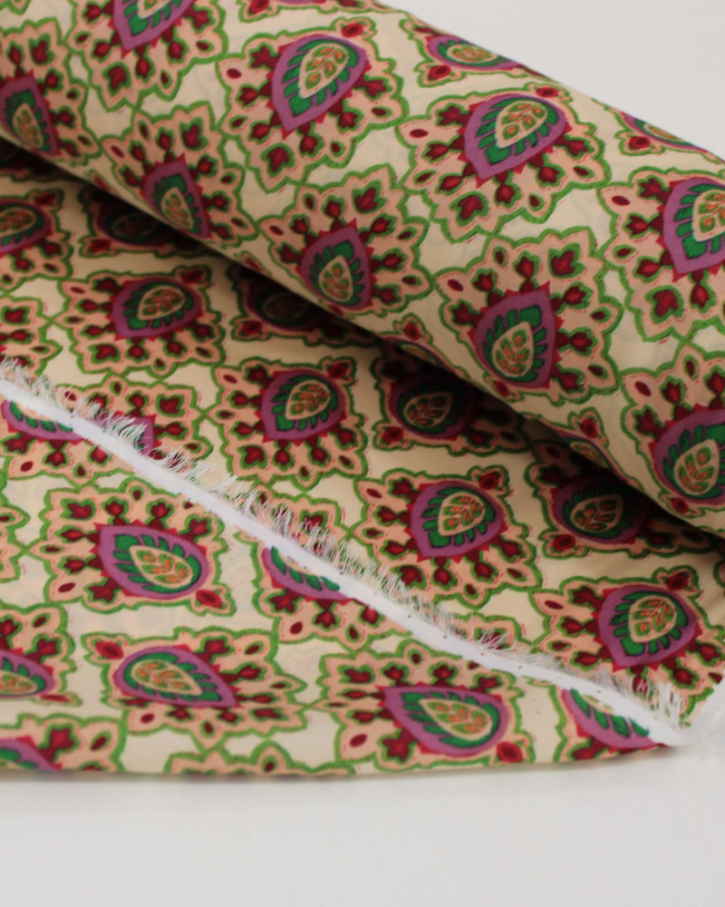 Tecido Crepe Silk Italiano Estampa Paisley Tons de Rosa, Verde e Creme