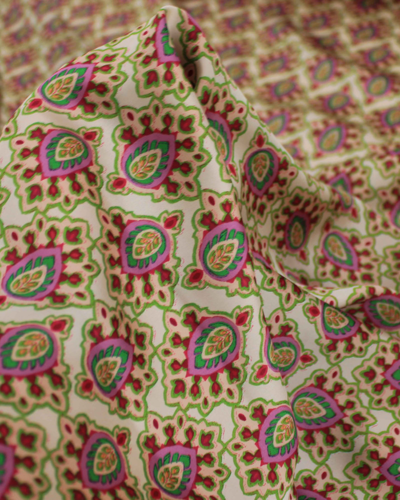 Tecido Crepe Silk Italiano Estampa Paisley Tons de Rosa, Verde e Creme