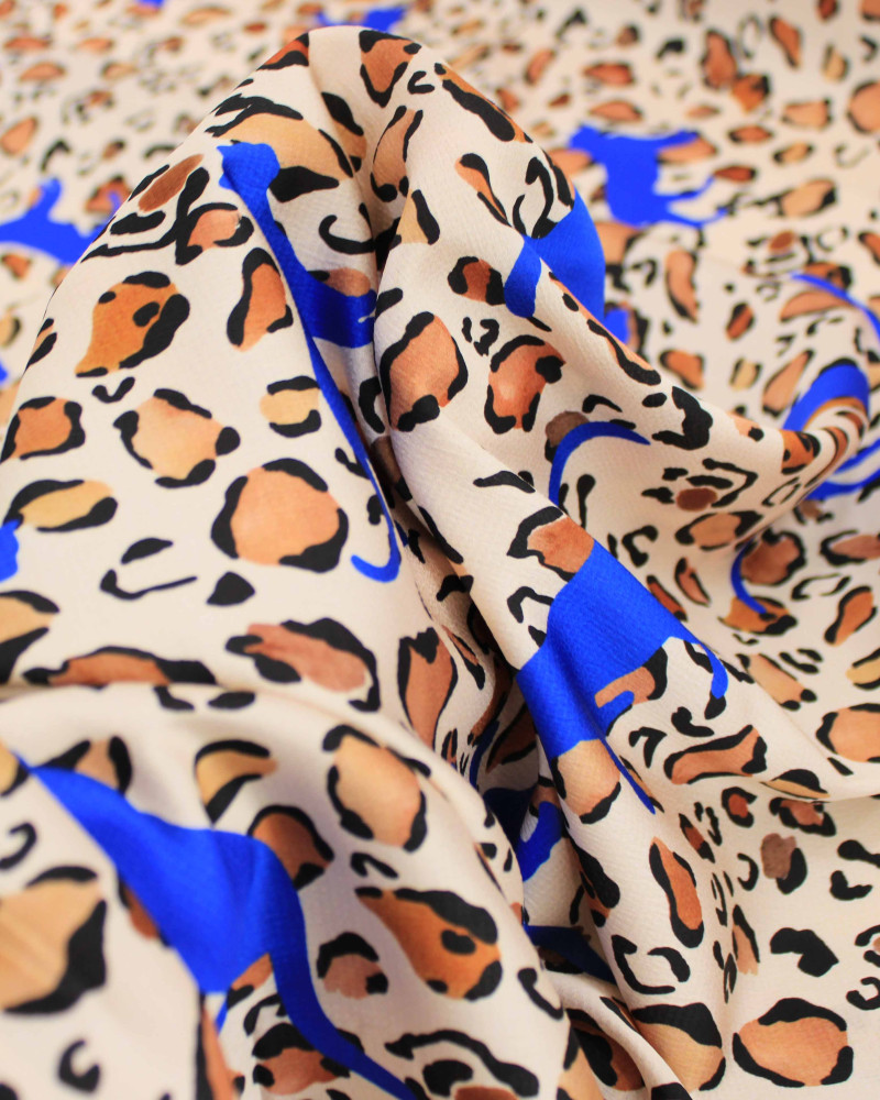 Tecido Crepe Texturizado Italiano Animal Print e Onças Azul, Tons de Marrom e Bege
