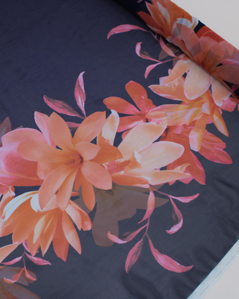 Tecido Crepe Chiffon Italiano Barrado Duplo Macro Flores Tons de Laranja e Azul Marinho