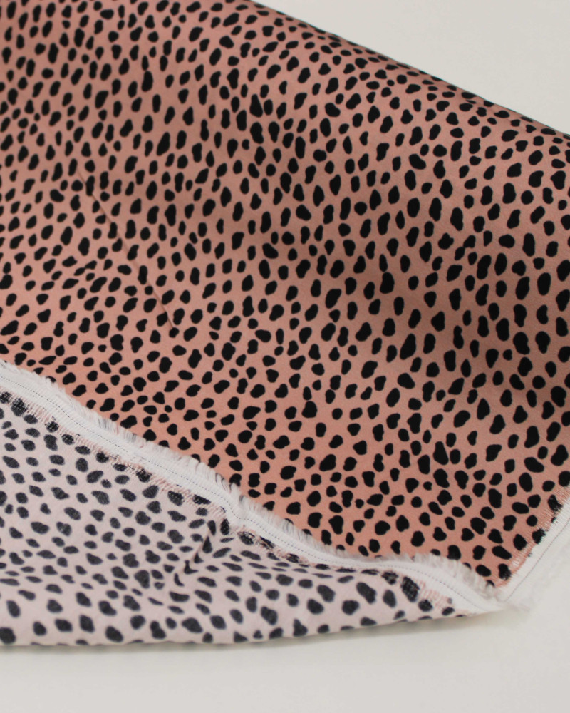 Tecido Viscose Acetinada Italiano Micro Pingos Irregulares Preto e Rosé