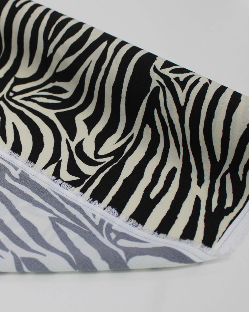 Tecido Crepe de Viscose Italiano Animal Print Preto e Creme