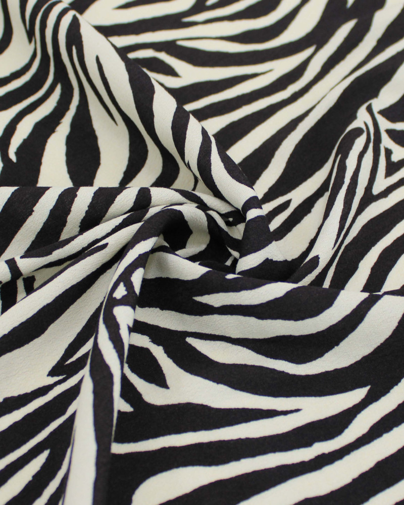 Tecido Crepe de Viscose Italiano Animal Print Preto e Creme