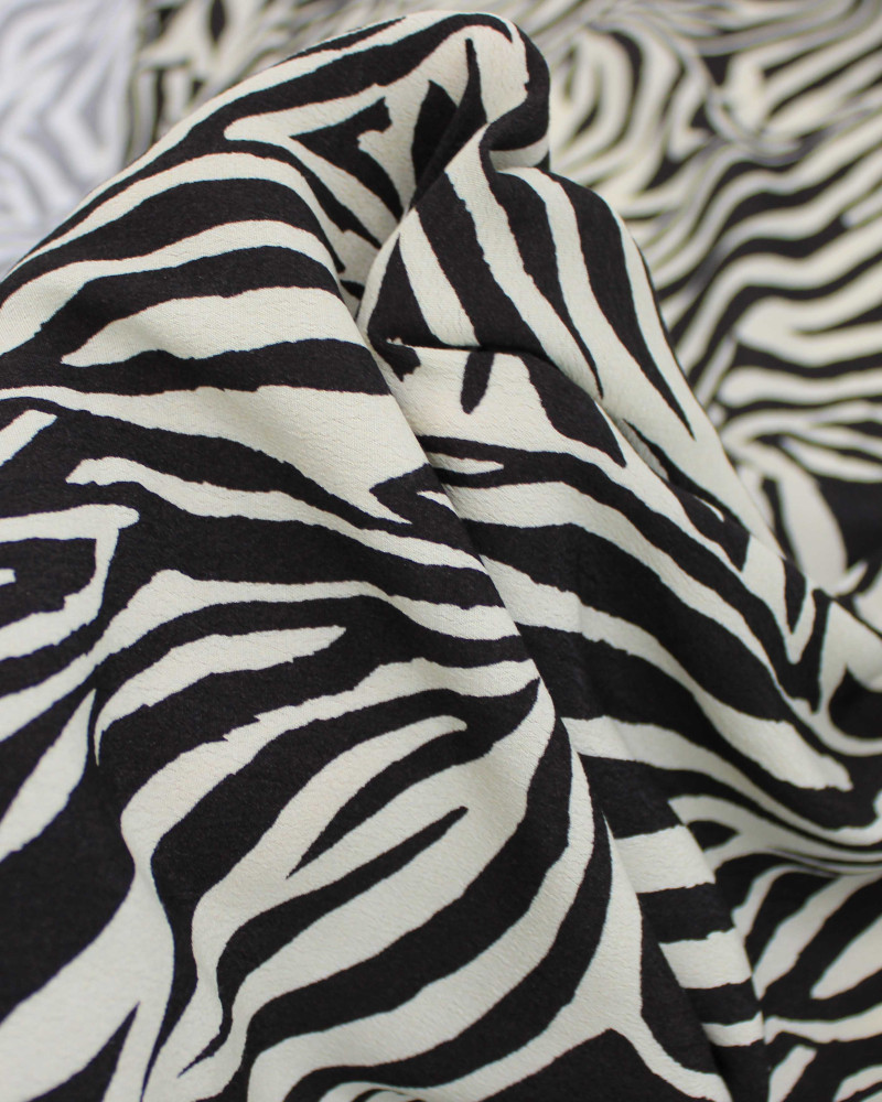 Tecido Crepe de Viscose Italiano Animal Print Preto e Creme
