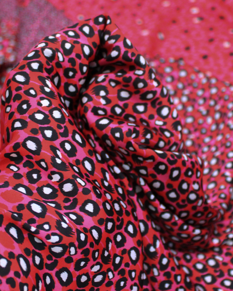 Tecido Crepe Silk Italiano Pingos Irregulares em Listras Verticais Branco, Preto e Tons de Rosa