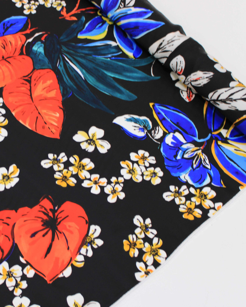Tecido Crepe Silk Italiano Macro Folhas e Flores Colorido e Preto