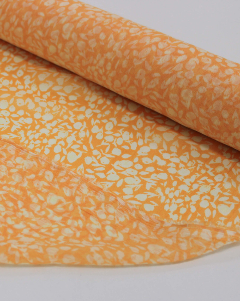 Tecido Crepe Chiffon Italiano Micro Tapete Floral Abstrato Branco e Laranja