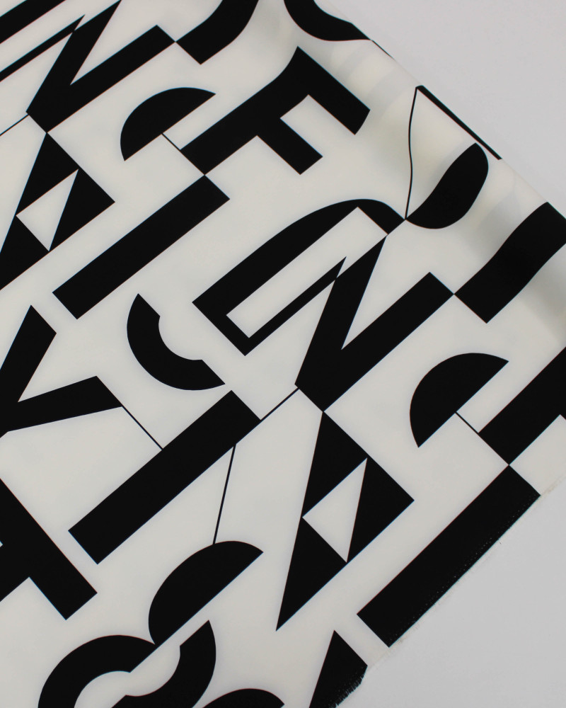 Tecido Crepe de Alfaiataria com Elastano Italiano Macro Letras Preto e Offwhite