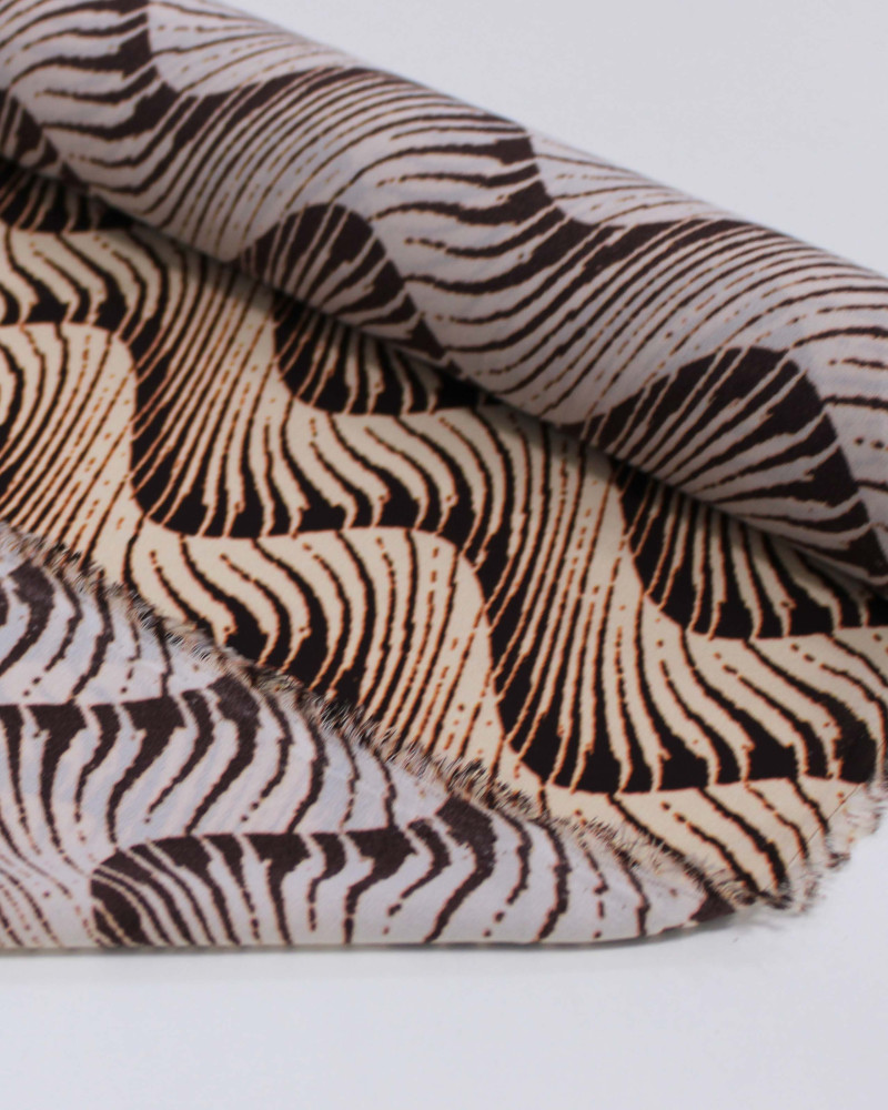 Tecido Crepe Madamae Listras Onduladas Marrom e Bege