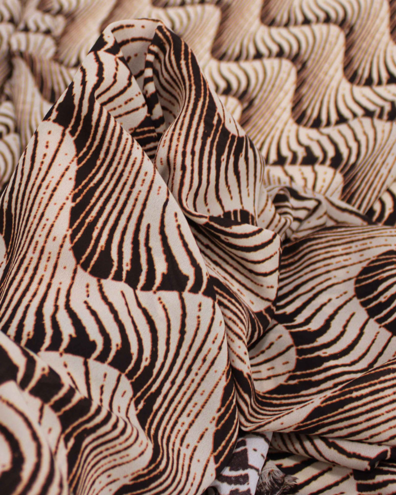 Tecido Crepe Madamae Listras Onduladas Marrom e Bege