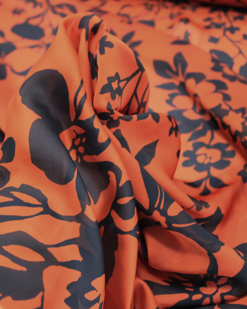 Tecido Crepe Silk FIno Italiano Ramos Florais Preto e Terracota