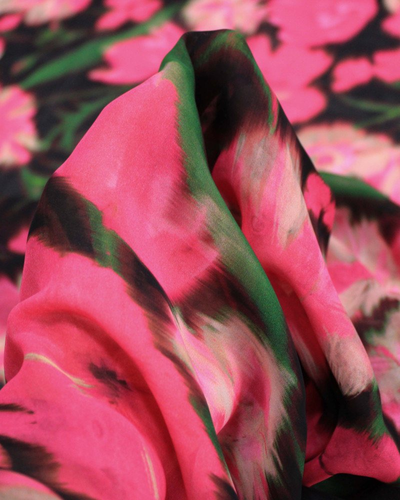 Tecido Crepe de Seda Mista Italiano Flores Desfocadas verde, Tons de Rosa e Preto