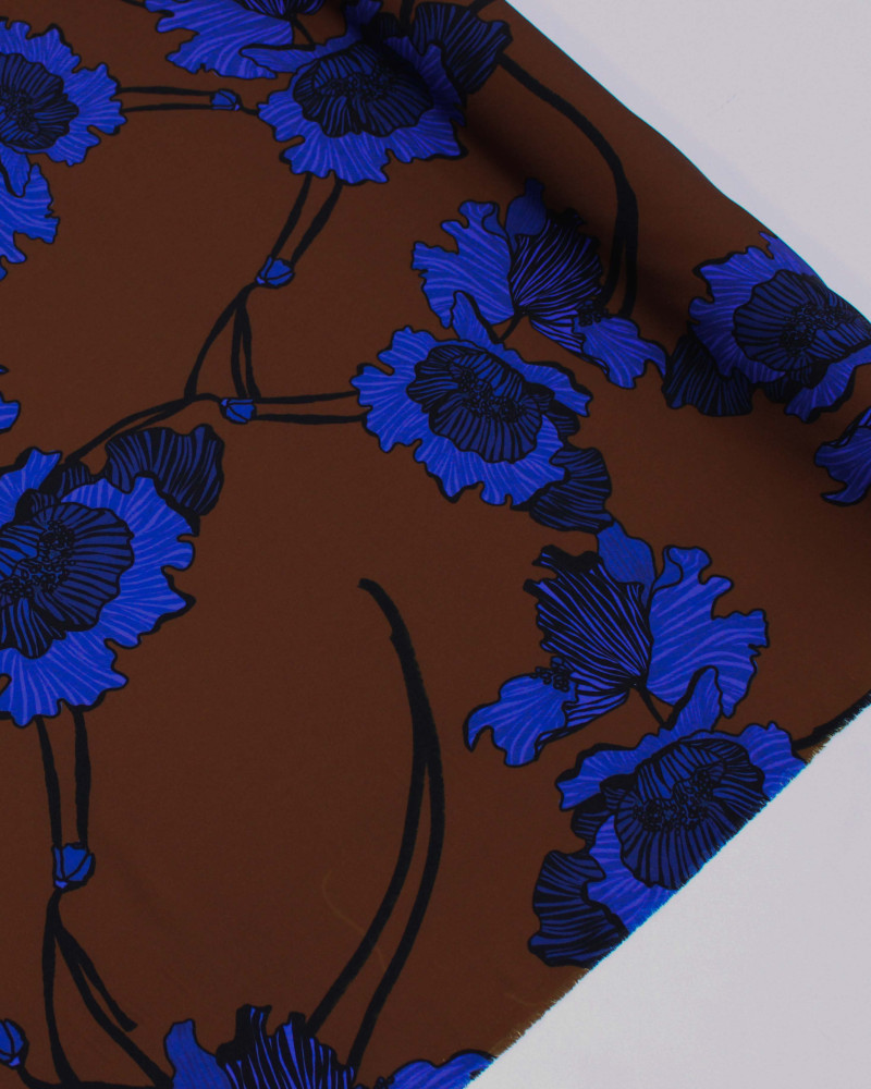 Tecido Viscose Sarjada Italiano Macro Flores Tons de Azul e Marrom