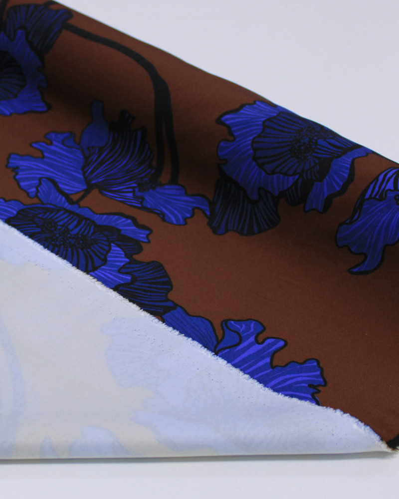 Tecido Viscose Sarjada Italiano Macro Flores Tons de Azul e Marrom