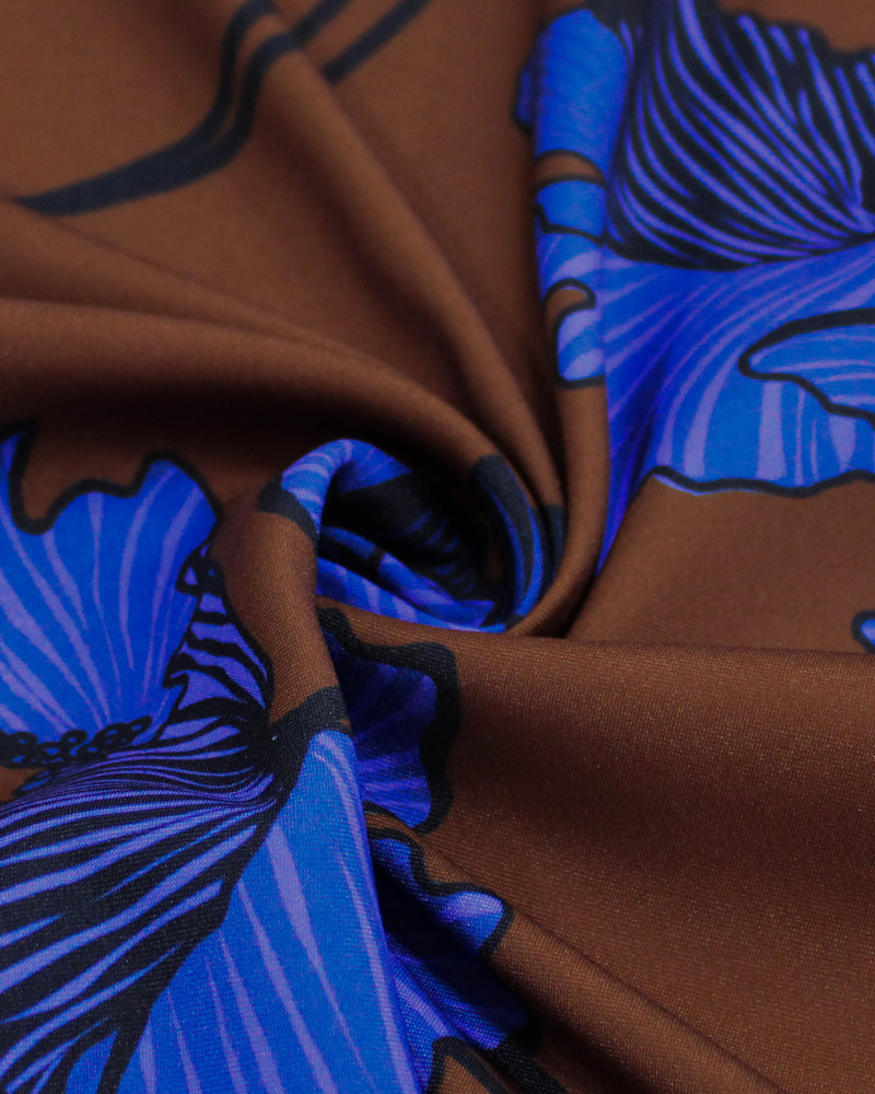 Tecido Viscose Sarjada Italiano Macro Flores Tons de Azul e Marrom
