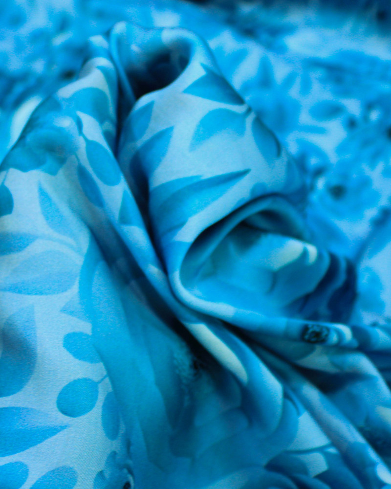 Tecido Viscose Acetinada Tapete Floral Tons de Azul