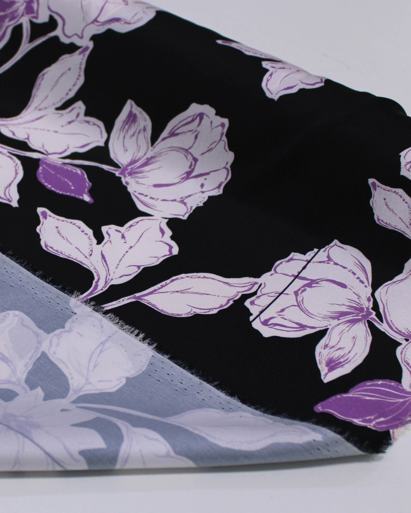 Tecido Crepe Silk Ialiano Macro Floral Tons de Lilás e Preto (Com Leves Defeitos)