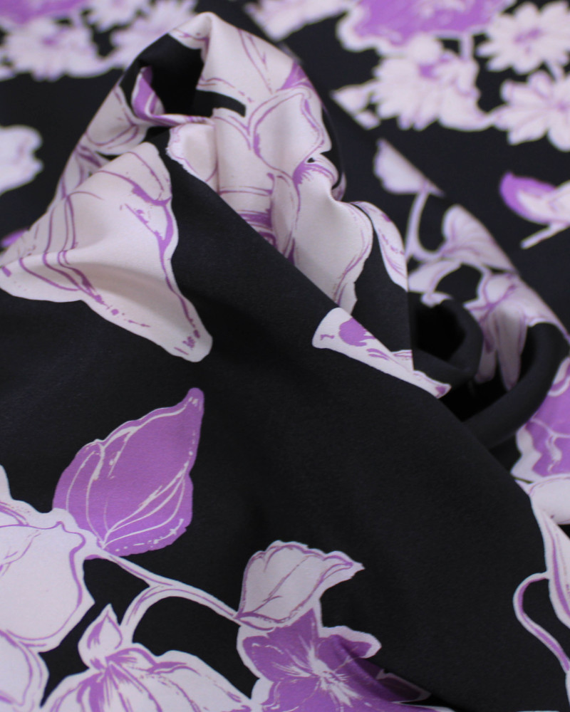 Tecido Crepe Silk Ialiano Macro Floral Tons de Lilás e Preto (Com Leves Defeitos)