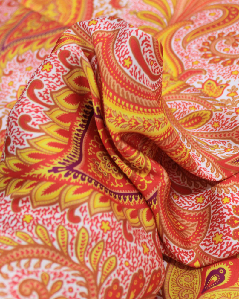 Tecido Crepe Silk Italiano Macro Cashmere Floral Tons Quentes e Branco