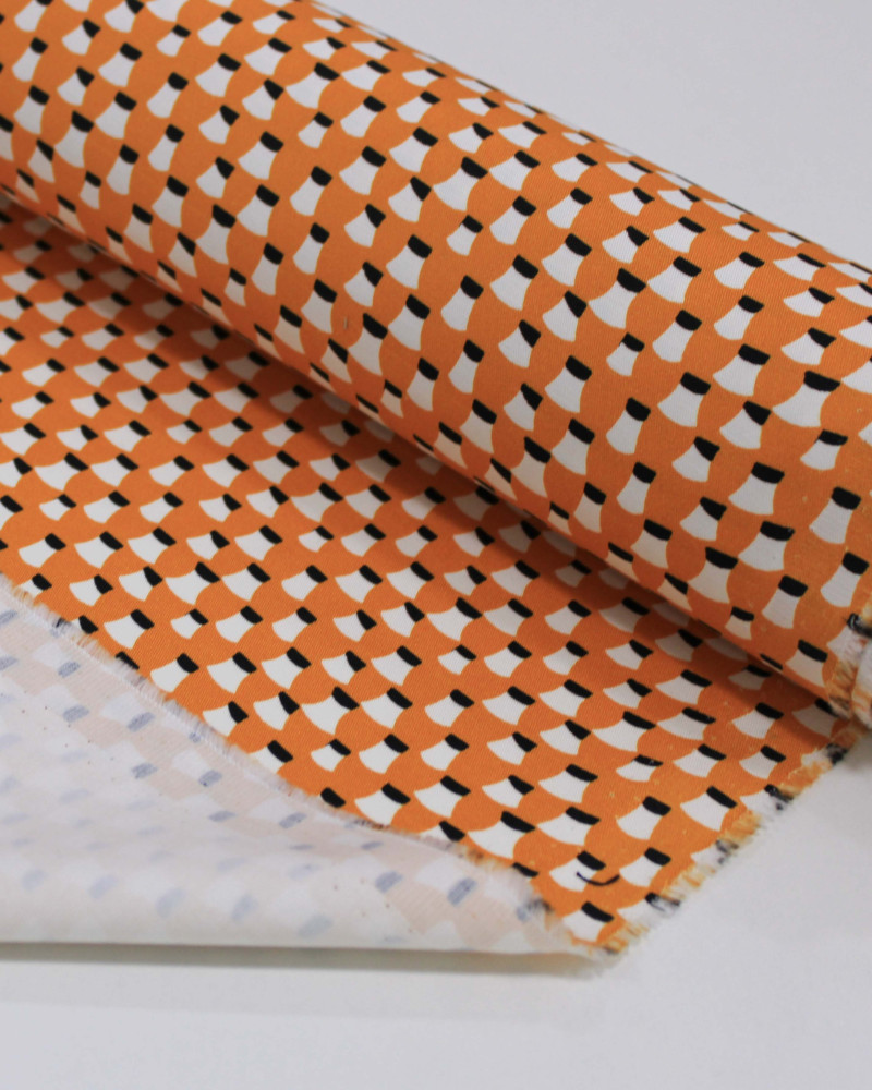 Tecido Micro Fibra Alfaiataria Italiano Micro Figuras Abstratas Preto, Branco e Laranja