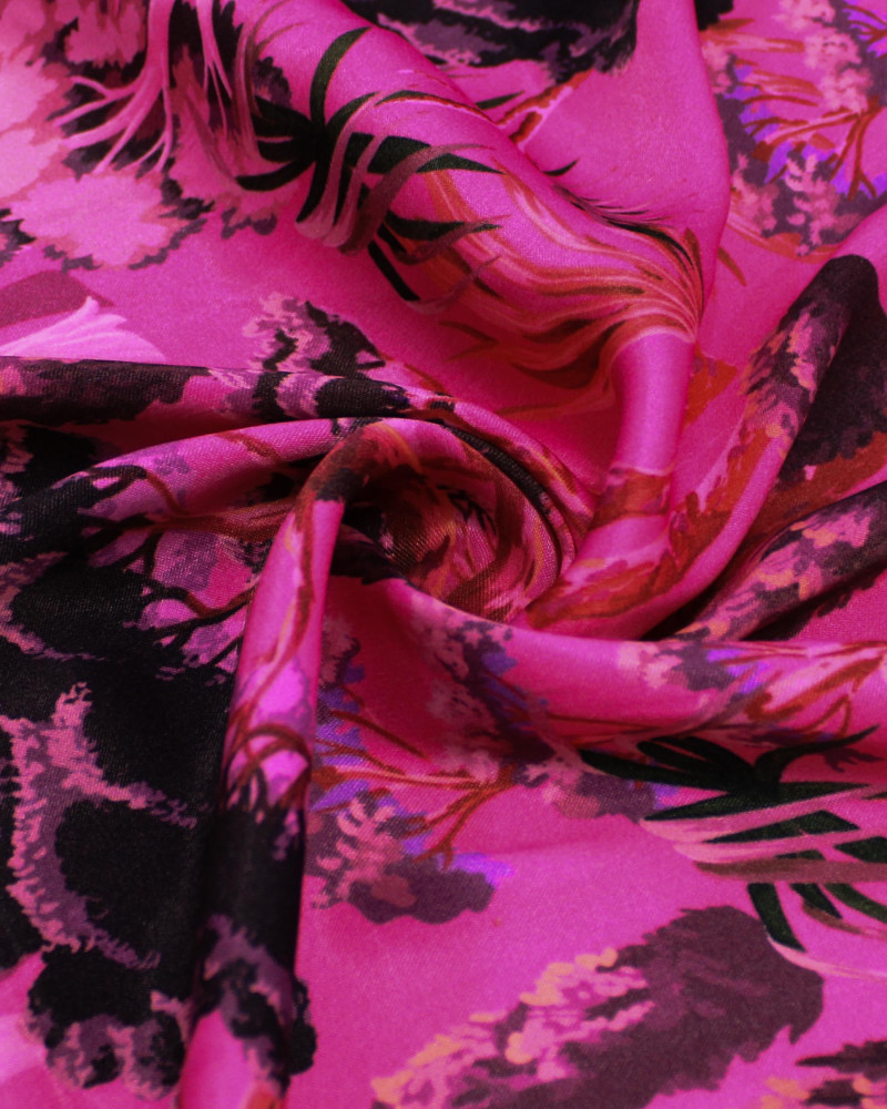 Tecido Viscose Acetinada Italiano Árvores Preto e Tons de Rosa