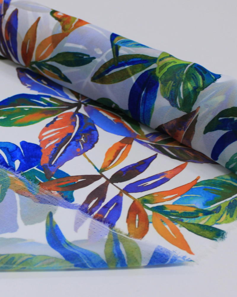 Tecido Crepe Chiffon Italiano Macro Folhas Coloridas e Branco (Com Leves Defeitos)