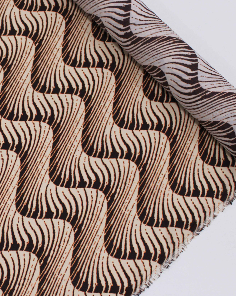 Tecido Crepe Madamae Listras Onduladas Marrom e Bege