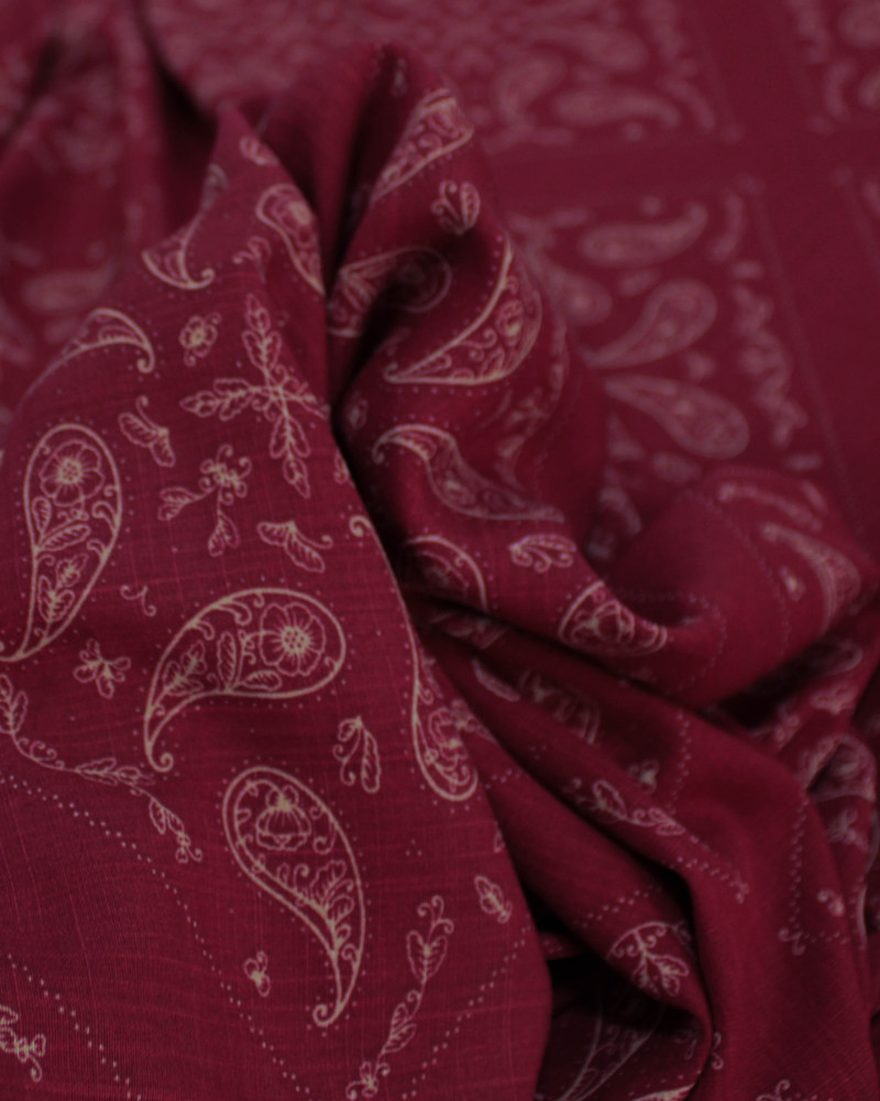 Tecido Viscose Texturizada Paisley Delicado em Recortes Bege e Vermelho Carmim