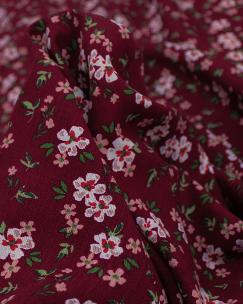 Tecido Viscose Texturizada Micro Tapete Floral Colorido e Vermelho Carmim