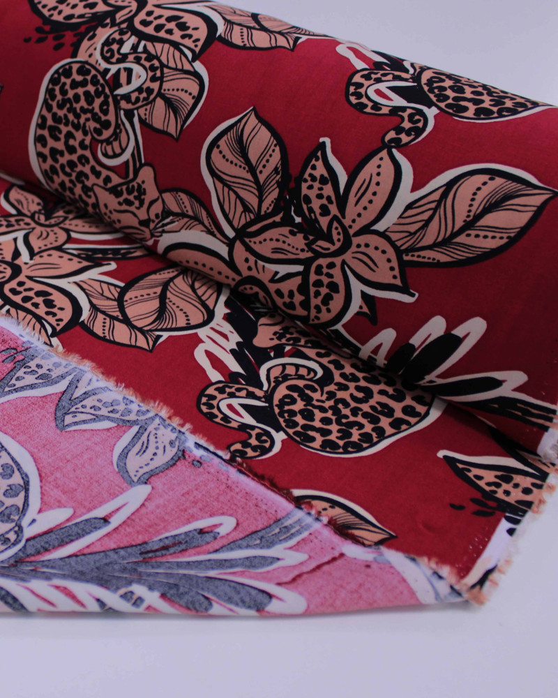 Tecido Viscose Onças em Ramos Rosa Chá e Rosa Viva Magenta