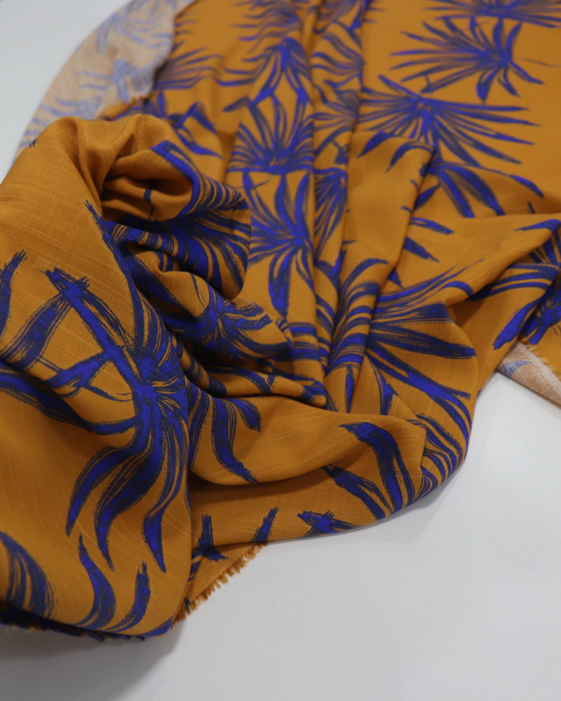 Tecido Viscose Texturizada Macro Folhagens Azul Bic e Ocre