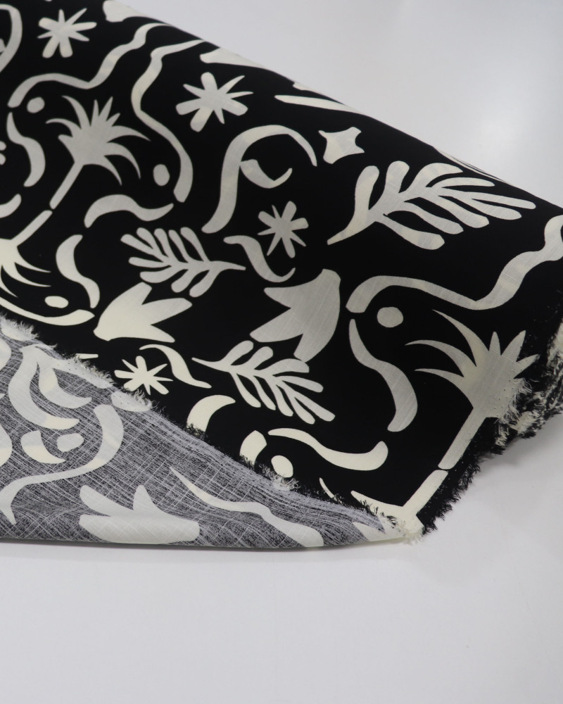Tecido Viscose Texturizada Folhas e Espirais Creme e Preto