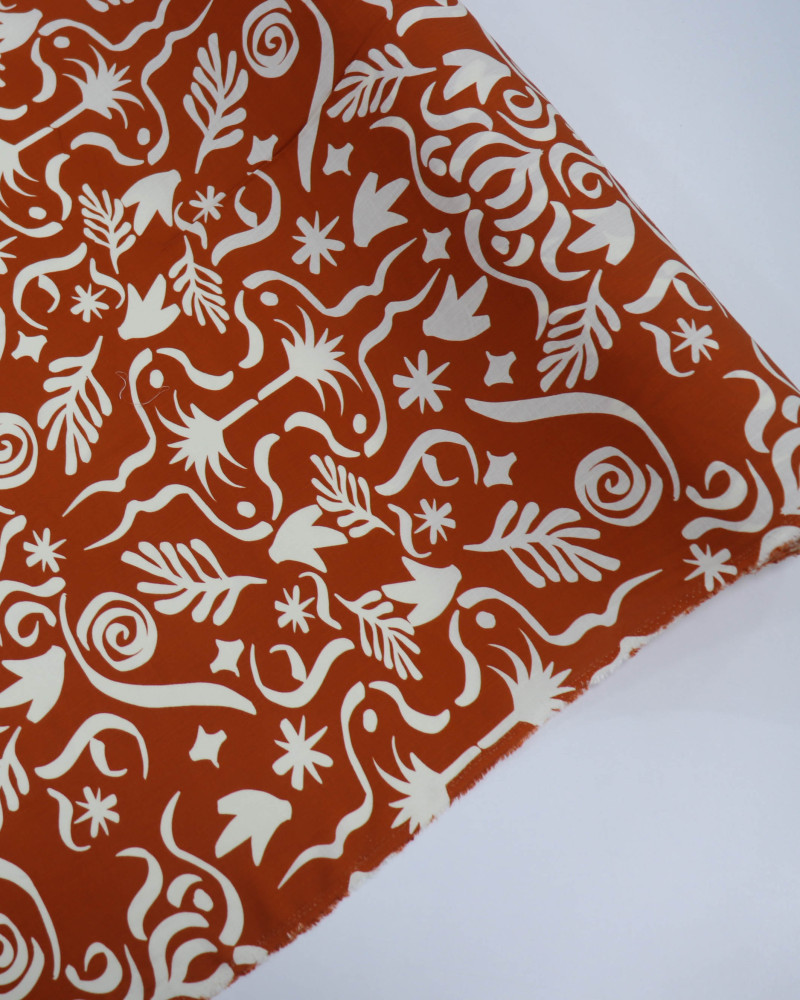 Tecido Viscose Texturizada Folhas e Espirais Creme e Ferrugem