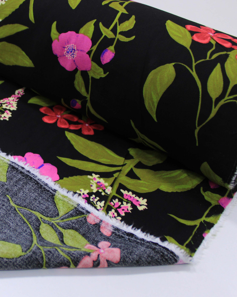 Tecido Viscose Jardim Floral Colorido e Preto