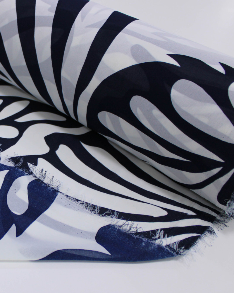 Tecido Crepe Chiffon Grosso Macro Folhas Azul Marinho Noite e Branco