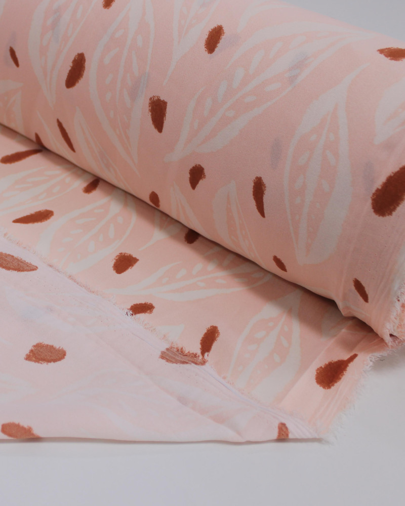 Tecido Crepe Koshibo Macro Folhas Creme, Marrom e Rosa Bebê