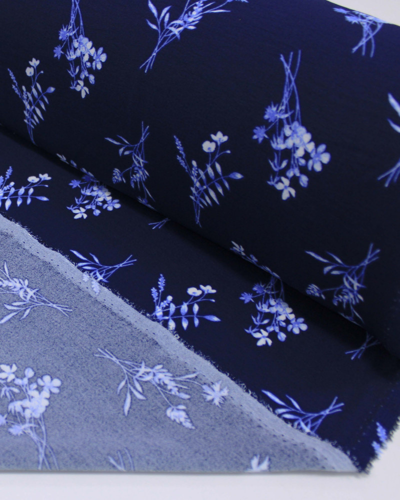 Tecido Crepe Koshibo Buquê Floral Tons de Azul