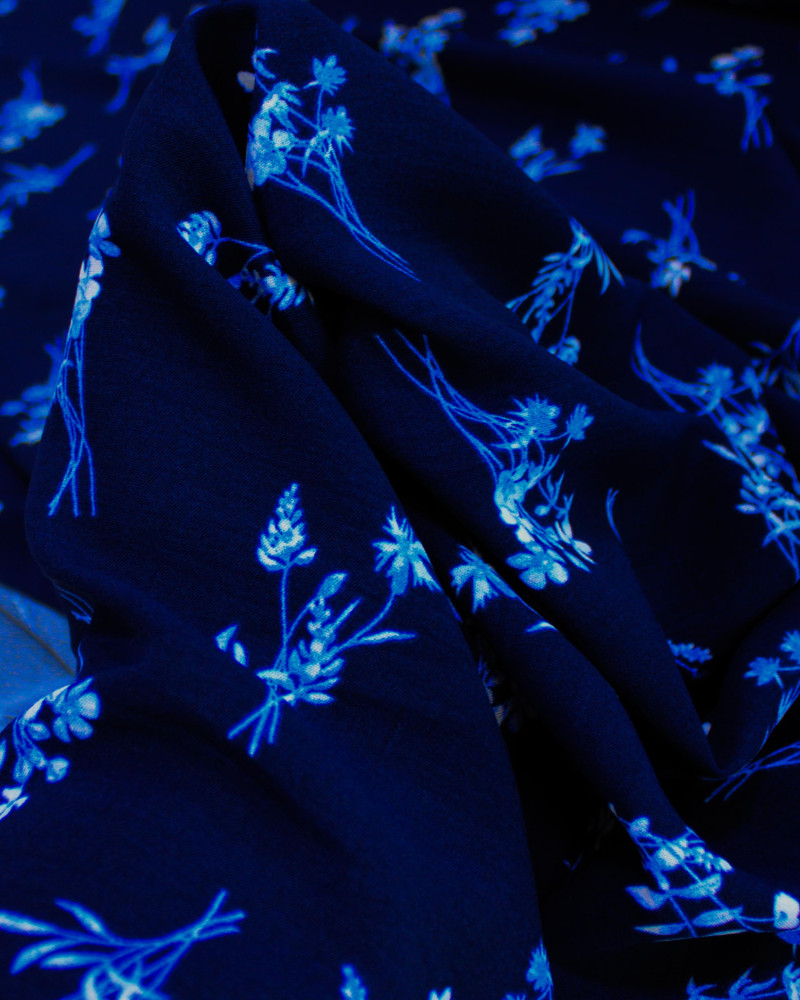 Tecido Crepe Koshibo Buquê Floral Tons de Azul