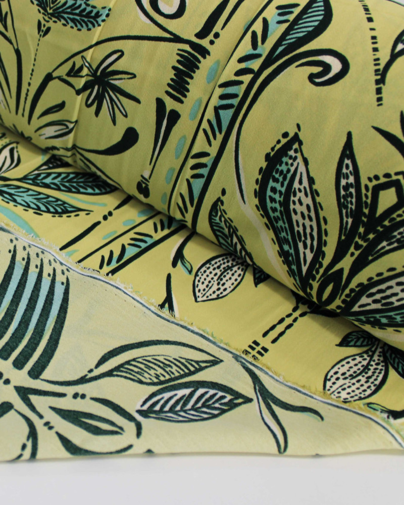 Tecido Crepe Koshibo Ramos Abstratos Entre Listras Verde e Amarelo Requinte