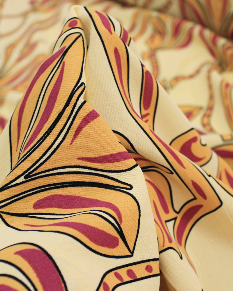 Tecido Crepe Koshibo Macro Arabescos Vermelho e Tons de Amarelo