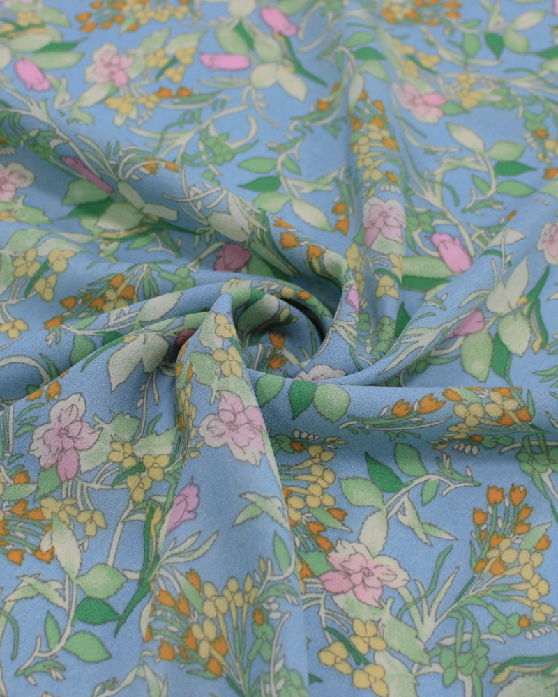Tecido Crepe Chiffon Grosso Ramos Florais Delicados Colorido e Azul Claro