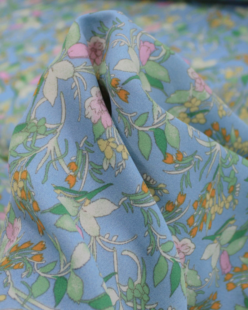 Tecido Crepe Chiffon Grosso Ramos Florais Delicados Colorido e Azul Claro